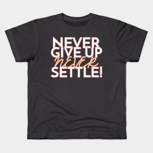 Never give up, never settle! Kids T-Shirt